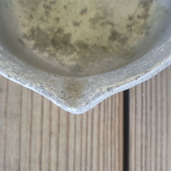 Vintage pewter melting pot - Picture 7 of 9